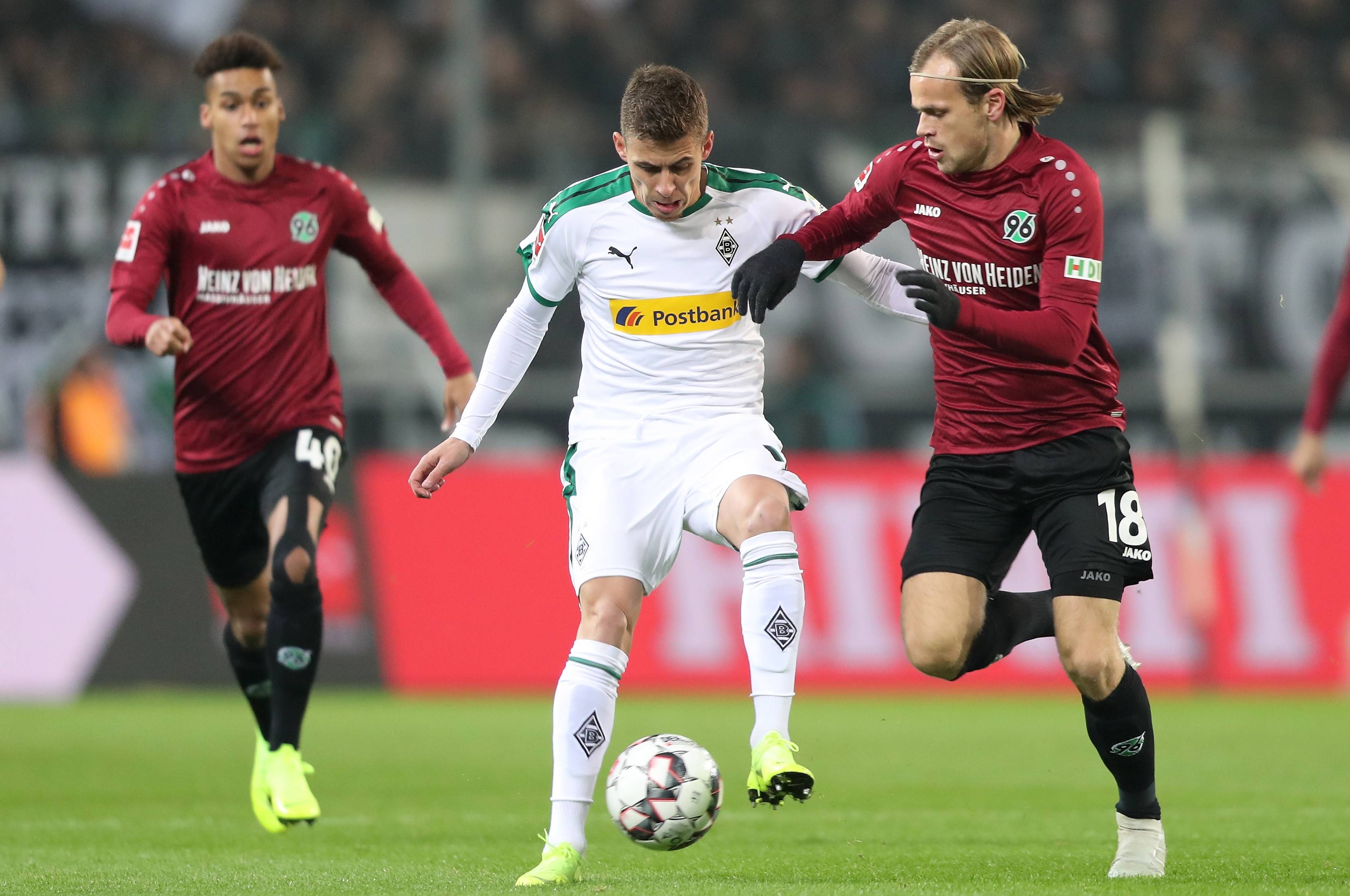 包含沙尔克球队表现强劲，重返德甲争冠阵营的词条