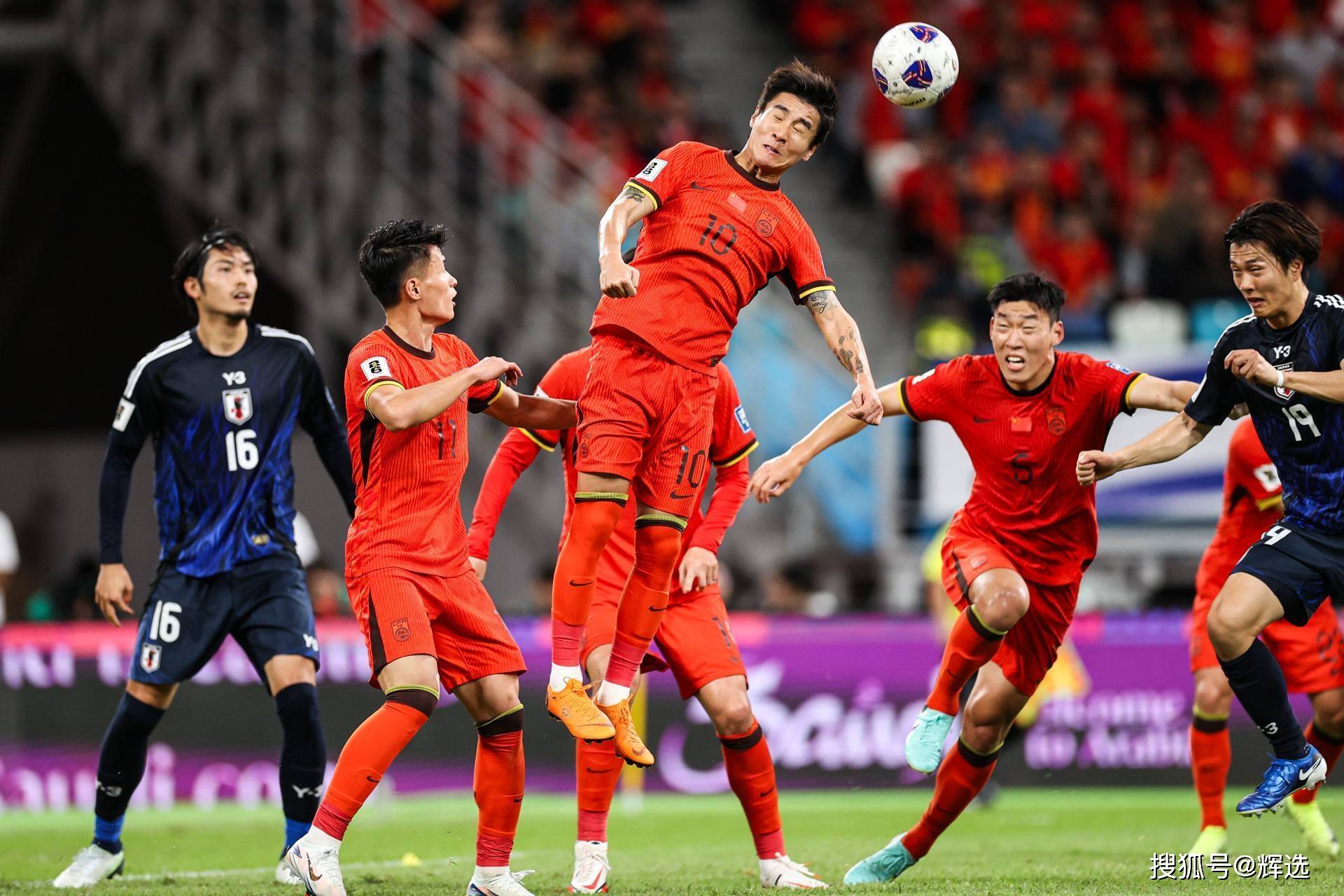 国际足球盛会即将打响，球员奋战在前线