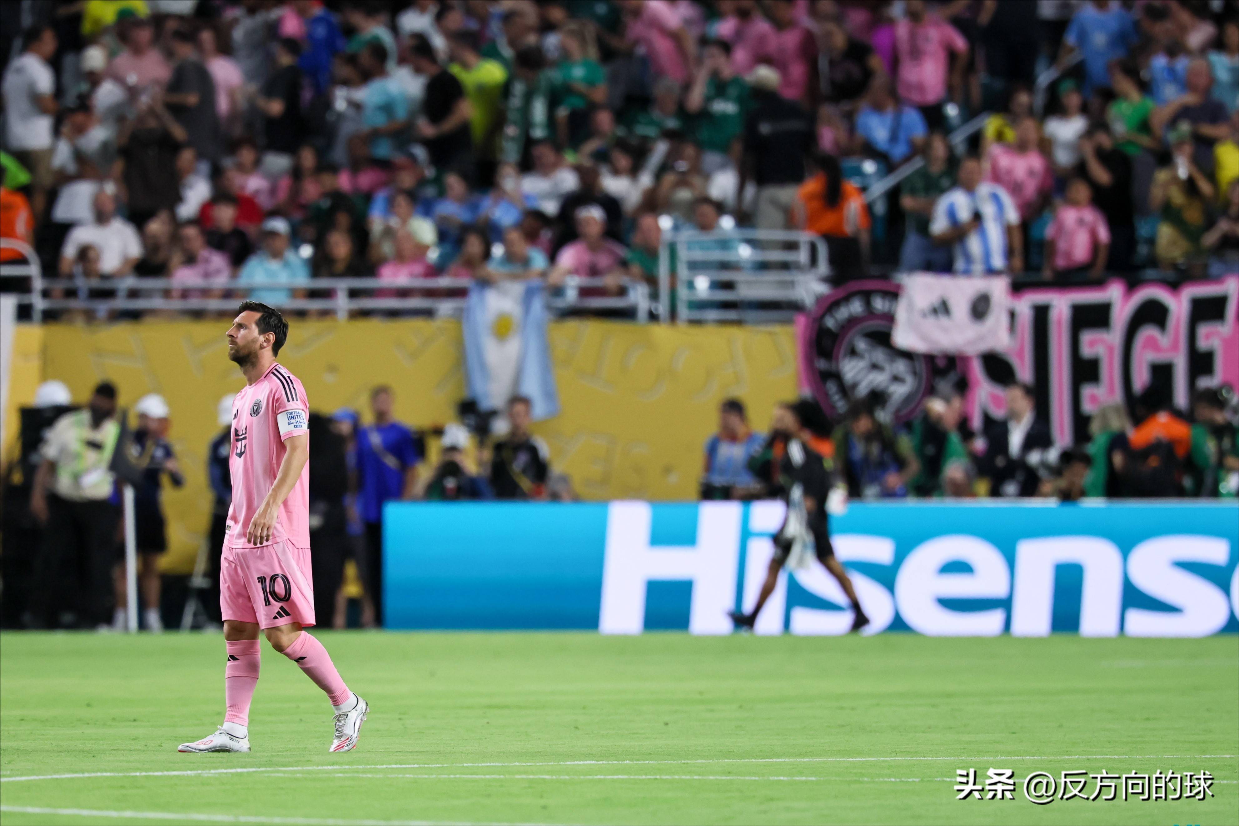 关于梅西重返赛场，重返赛场首场状态出色，湖人观众沸腾！的信息